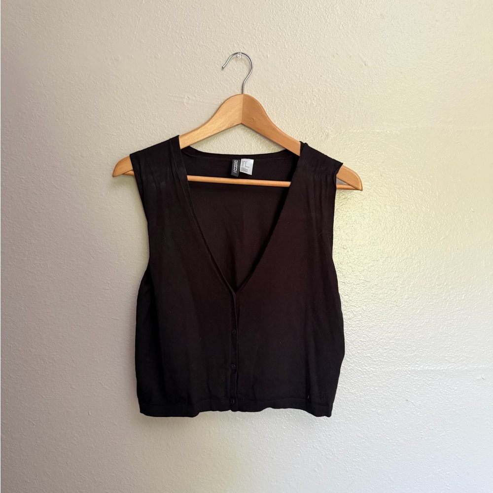 H&M Sleeveless Black V-Neck Crop Top